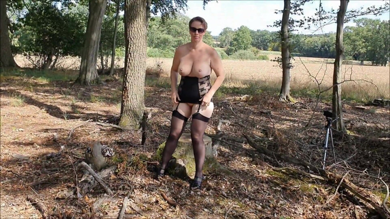 UserBitch1: 숲 가장자리에서 섹스했어