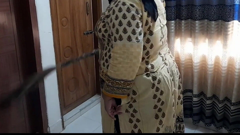 Aria Mia: 埃及穆斯林胖阿姨在打扫房间时被困在床底下，然后邻居帮助她并落后一些东西