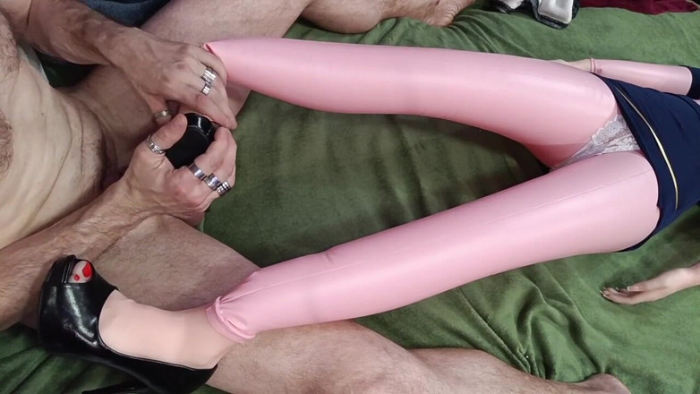 kickerscooter: Footjob med röda naglar