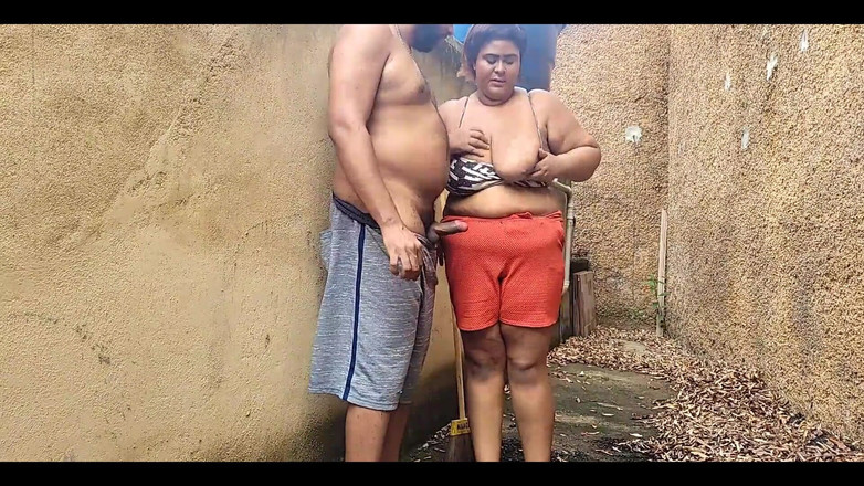 Jeanne Welsh: Nevlastní matka je ošukaná na dvorku, zatímco všichni sousedé sledují.