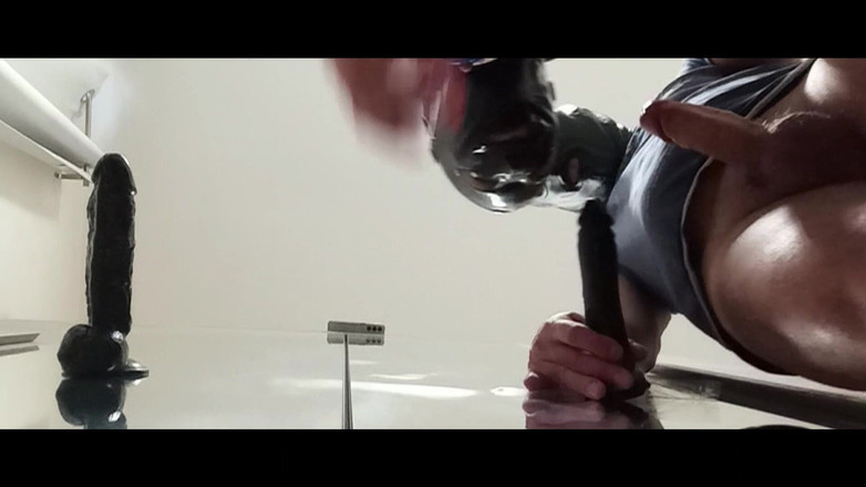 LauraOnHeels: Милфа бере фалоімітатор у рот під час трахання