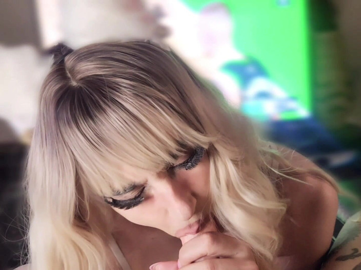 August Harper: Nadržená Trans Kitty GF chce tvého ptáka během playoff hry...