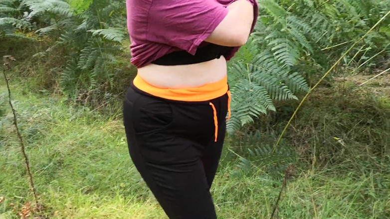 Bouncy Tits Action: Completamente desnuda en lugar al aire libre