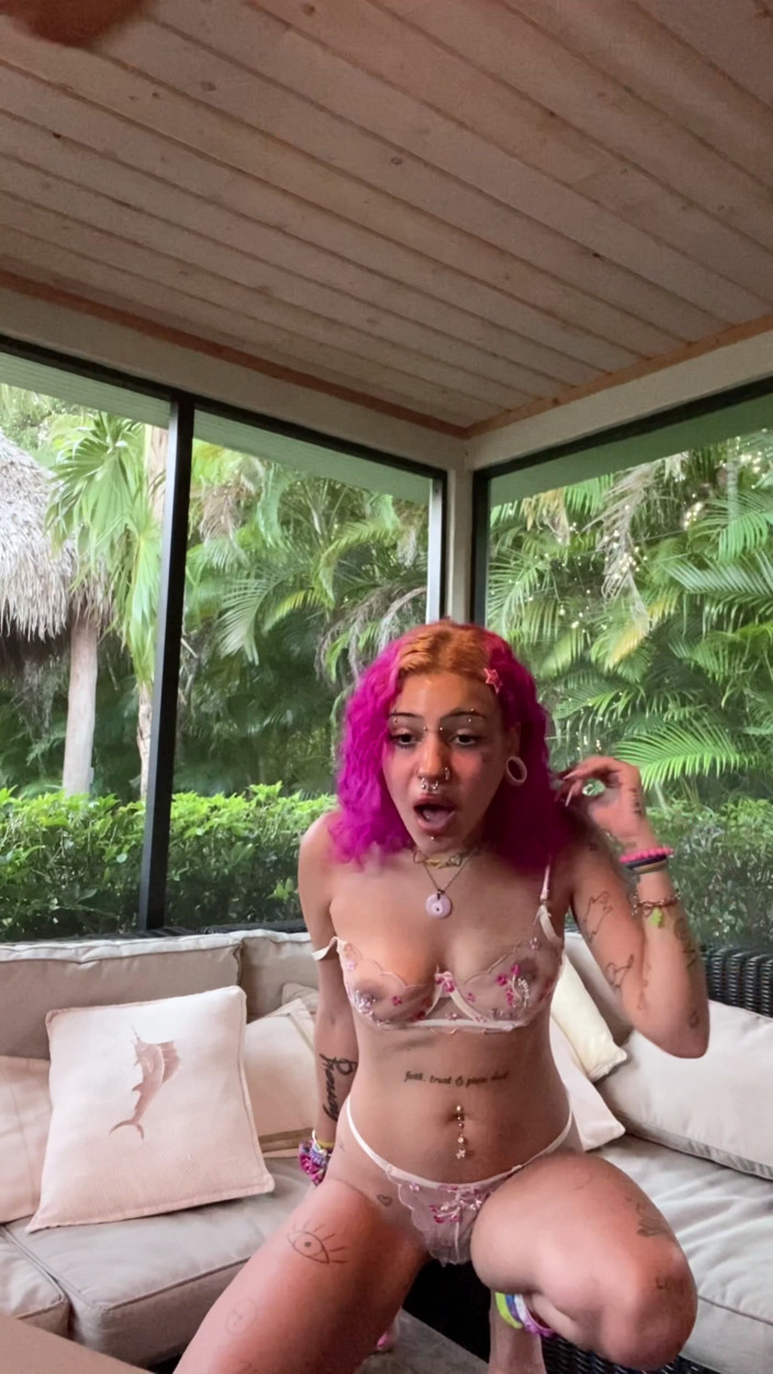 Nali Marie: (비하인드 스토리) 작은 자지에 웃고 있는 겸둥이 십대 Bimbo 작은 페니스 굴욕