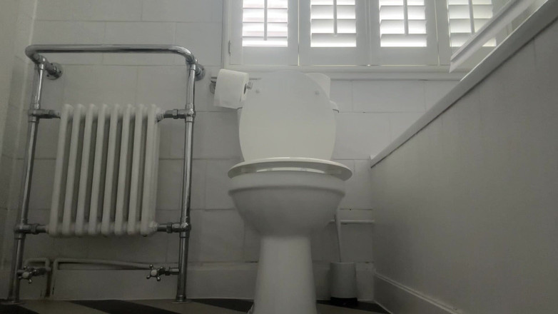 Miss Valentina: Sborra sul mio bagno