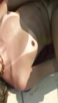Bbc folla rubia caliente transexual analmente en un encuentro interracial al aire libre