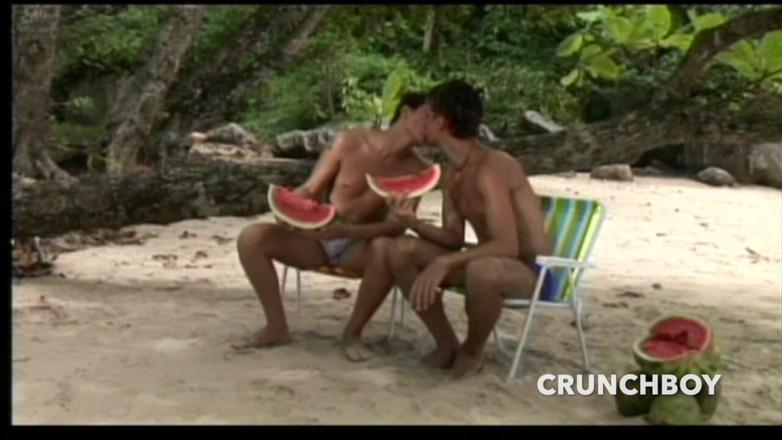 Gaybareback: Jeune Latino Baisé Par Deux Mecs Sur La Plage