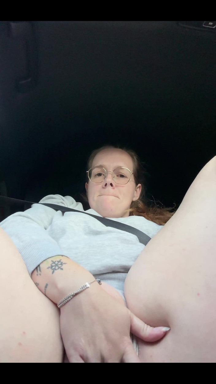Naughty Mila: Estaba tan cachonda en nuestro auto