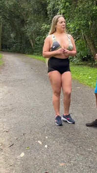 Mujer necesitada debido a la ausencia de su novio, no puede resistir su deseo de extraño en el parque