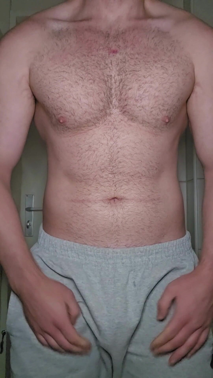 PhantomGentX: Pantaloni de trening gri Cumshot ;) Complet excitat!