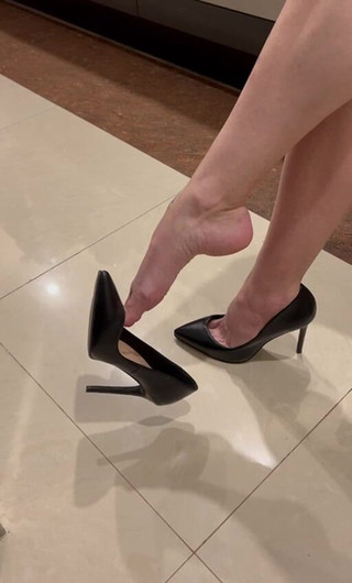 Julia domaina: Menjuntai dengan sepatu hak tinggi hitam klasik