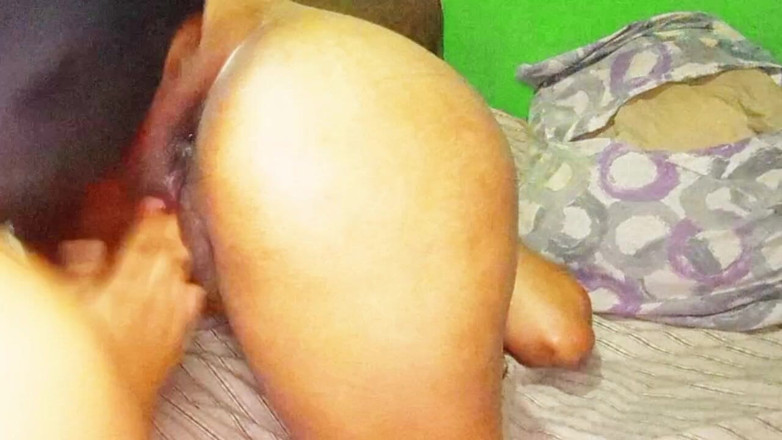 BigassMILF40: 내 큰 엉덩이 이웃은 그녀의 엉덩이를 핥는 걸 좋아해