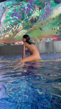 Monika fox dengan bikini ungu berenang di kolam renang dan berpose di balik jendela