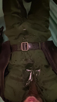 Ruský voják chčije na perverzního policistu