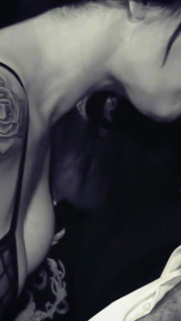 Su tatuaje es fácil de detectar, lo que hace que su mamada descarada sea un escenario divertido en vivo