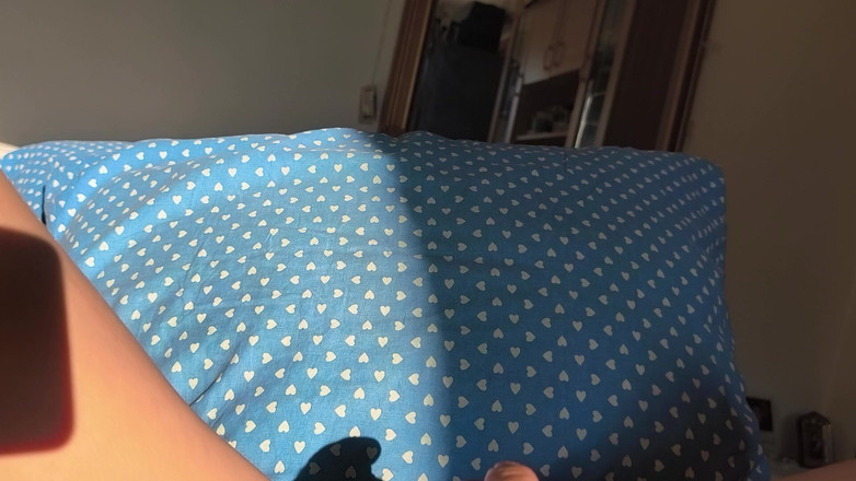 Blondasexy00: Abang tiri menggesel batang besarnya terhadap pepek ketat dara adik...