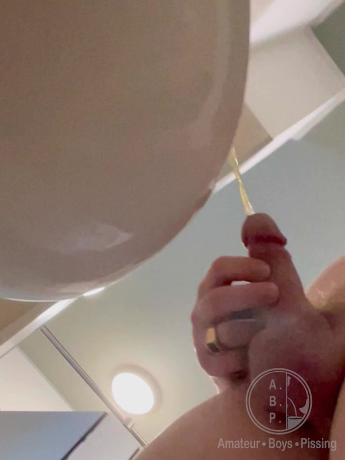 AmateurBoysPissing: Amateur Rothaariger Typ, Öffentlich Pissen, Von Unten Gefilmt