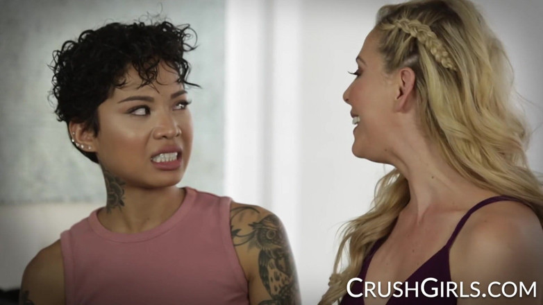 Crush Girls: Cherie Deville en haar stiefdochter Honey Gold worden stout