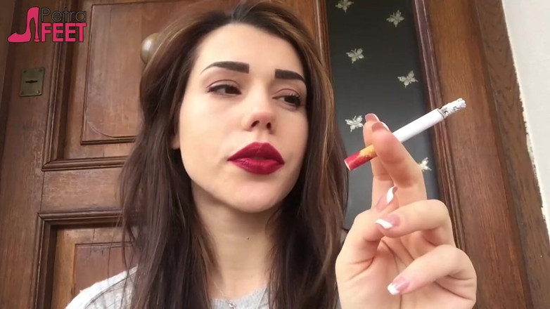 Smokin Fetish: Чудова брюнетка дражнить усіх своєю красунею
