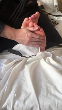 Přísně mi lechtá chodidla