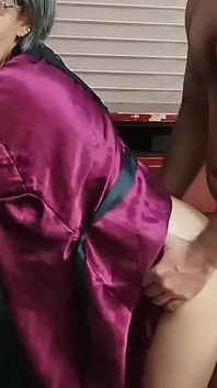 Moje nevlastní matka mě šuká a končím jí do pusy, zatímco nevlastní otec jde do práce