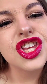 Ibu tiri coli pakai lipstik