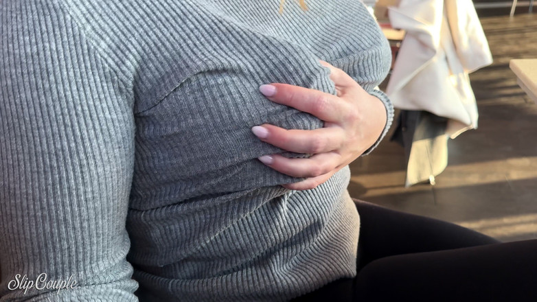 SlipCouple: 欲求不満な女の子がファストフード店でペニスと遊ぶ - リスキーなフェラチオ