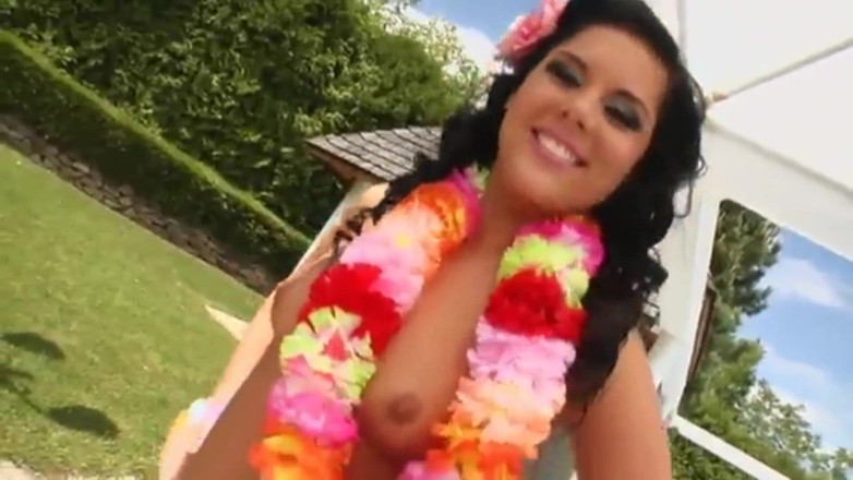 Cruel Media TV: Retro în aer liber Al Futai pozează cu Madison sexy