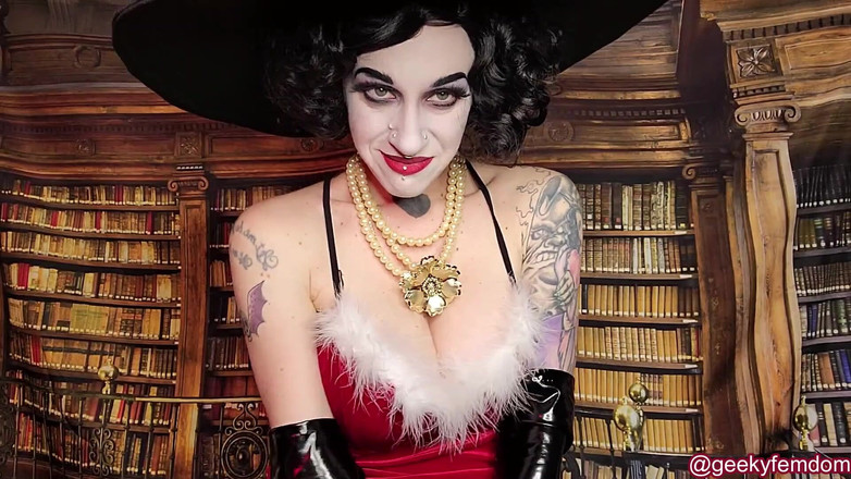 Geeky Femdom: Lady Dimitrescu tatil hediyesi