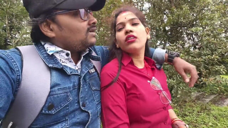 Sona bhabhi: Une desi indienne s’embrasse et presse de seins par son...