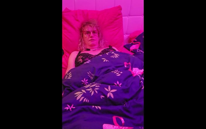 TSLillySophie: La trans lilly sophie si sveglia l'arrapata e ha bisogno...