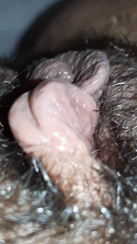 Ich nehme ihren kitzler in meinen mund und drücke ihn mit meinen lippen, damit sie schneller in meinen mund kommt