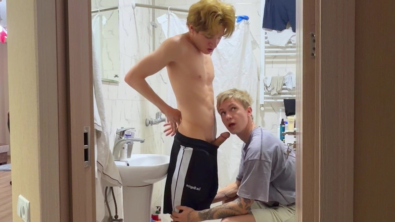 Max Gen: Amico Lecca Il Culo Liscio Twink Succhia Un Grosso Cazzo...