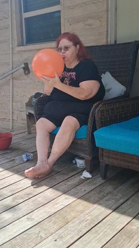 Velká kráska sestřička Vicki má požadavek vyhodit obrovský balónek