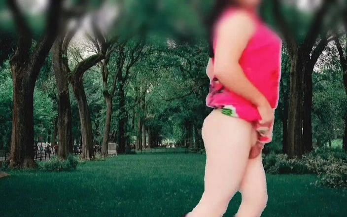 Ladyboy Kitty: Une trans sexy danse nue dans le parc