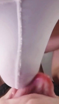 我用唾液舔舔和含着缎面内裤的鸡巴--女性视角