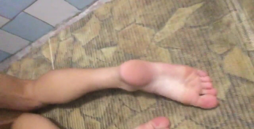 nbnabunny: 화장실에서 발바닥까지 무릎 꿇고