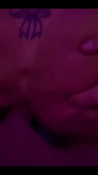 Wir haben die Frau des Cuckolds in den Motel genommen und in jeder hinsicht gefickt, wir steckten zwei schwänze in ihre muschi und filmten es, um ihn zu schicken!