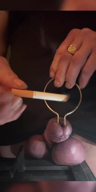 Si rambut cockhead dengan rokok dare