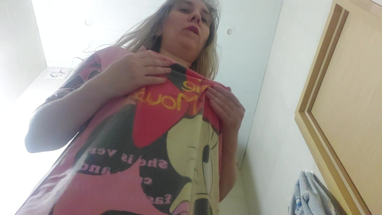 Nicolette69w: Tôi vào nhà vệ sinh để lau nhà, nhưng trong lúc...