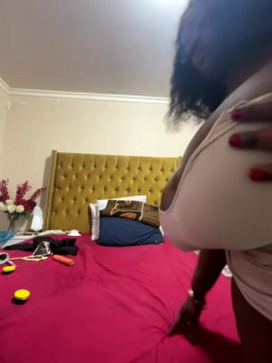 Legendary Booty Overdose: Uctívání zadku a koz velké krásky