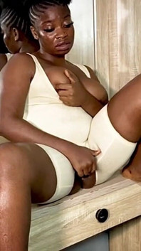 Fast squirtet auf mein gesicht - afrikanische muschi wird mit großem schwanz und creampie gefüllt