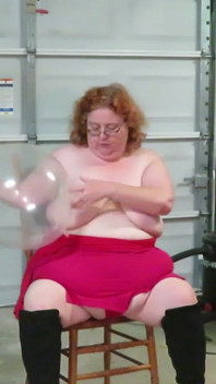 Il mio culo grasso scoppia degli enormi palloncini chiari