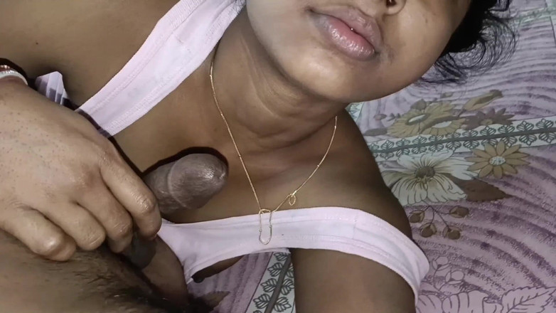 AmpleOunce283: Hintli desi evli kadın tokatlarla kocasının sikini büyütüyor ve sakso çekiyor,...