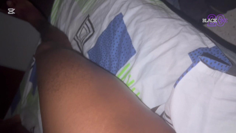 Black-2001: डैडी अपने लंड को अपने सह से चिकनाई देते हैं और फिर एक रसदार सह शॉट लेते हैं