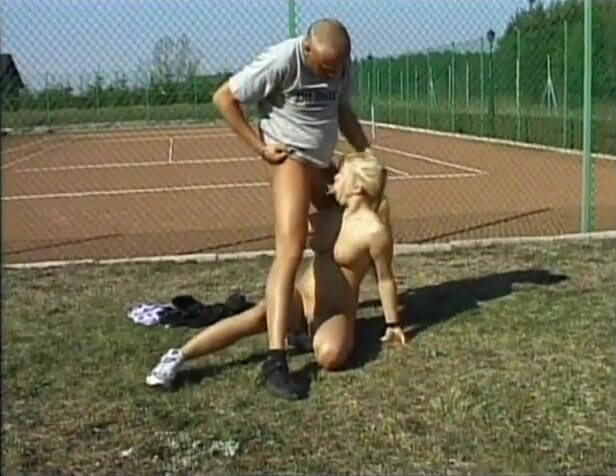 Super Babes: Stretta puttana da calcio scopa al campo