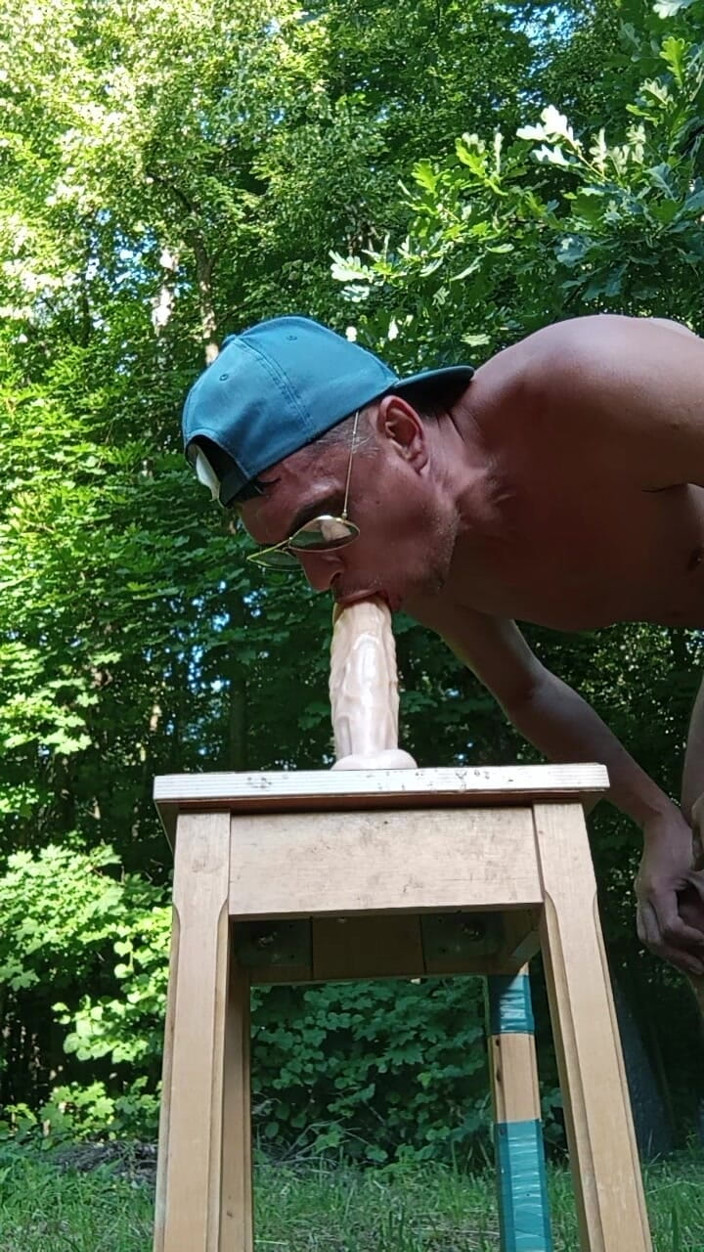 MaxonFF: Vysát dildo z jejího lahodného zadku