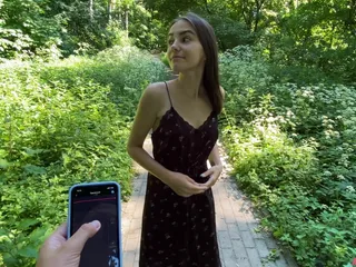 Une promenade dans les bois avec Lush finit en éjaculation sur le visage et les cheveux