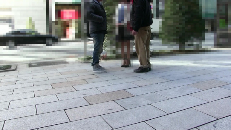 MBM3988: A121b08 a Seductive Beauty Who Smiles at Men While Moving...