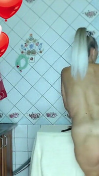 Sexy žena v domácnosti Lukerya Sny o létě v kuchyni